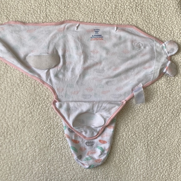 SwaddleMe Velcro Baby Swaddle (White/Pink/Gray/Mint) - Picture 14 of 15